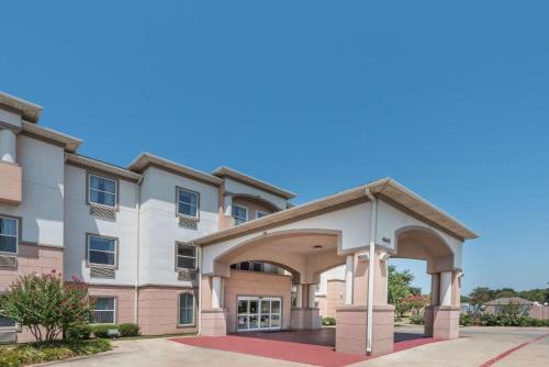 Super 8 by Wyndham Fort Worth North/Meacham Blvd - main image