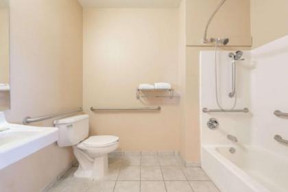 Super 8 by Wyndham Fort Worth North/Meacham Blvd - image 4