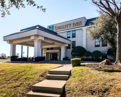 Days Inn by Wyndham Fort Worth North / Fossil Creek - image 2