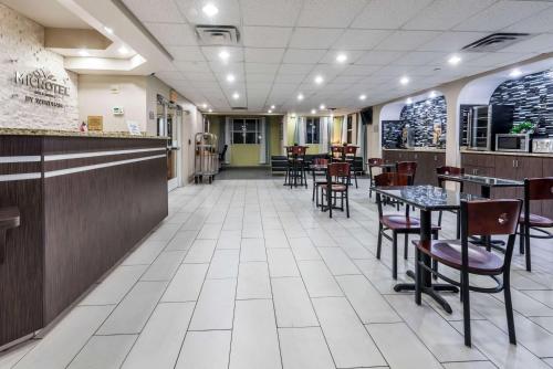 Microtel Inn & Suites by Wyndham Ft. Worth North/At Fossil - image 2