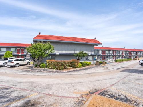 OYO Hotel Fort Worth East Gateway Ball Park - image 3
