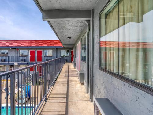 OYO Hotel Fort Worth East Gateway Ball Park - image 5