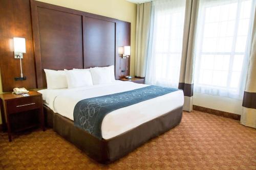 Comfort Suites North Fossil Creek - main image
