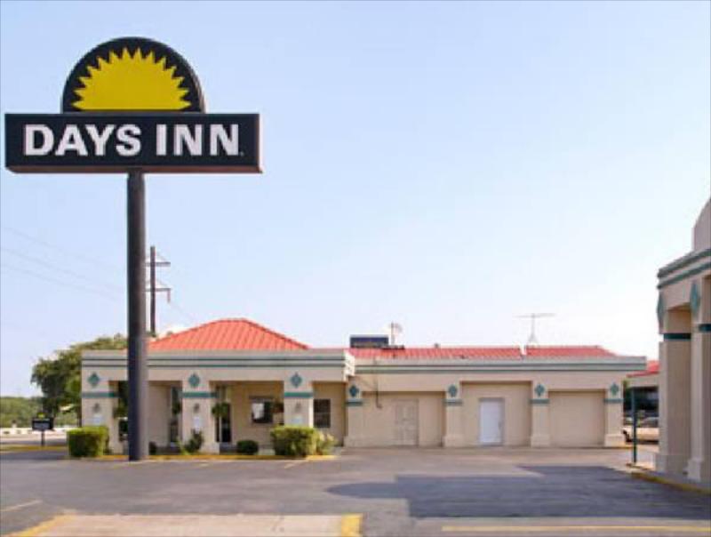 Days Inn by Wyndham South Fort Worth - main image