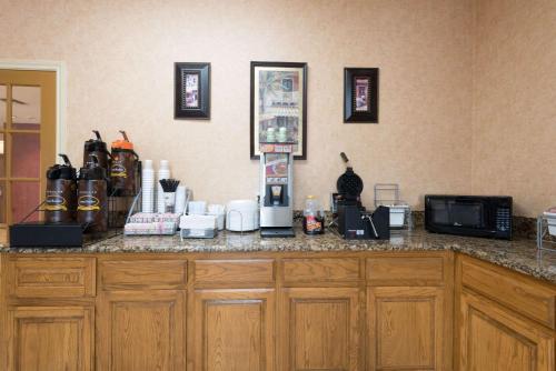 Super 8 by Wyndham Fort Worth South - main image