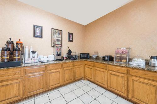 Super 8 by Wyndham Fort Worth South - image 2