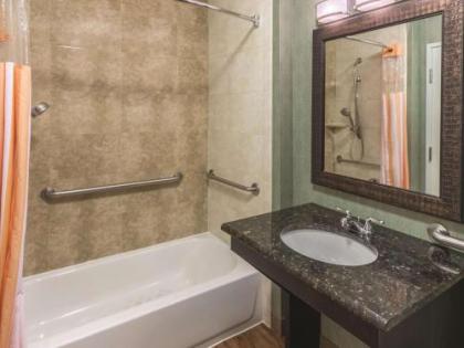 La Quinta by Wyndham Fort Worth - Lake Worth - image 4