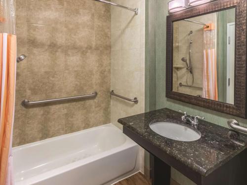 La Quinta by Wyndham Fort Worth - Lake Worth - image 4