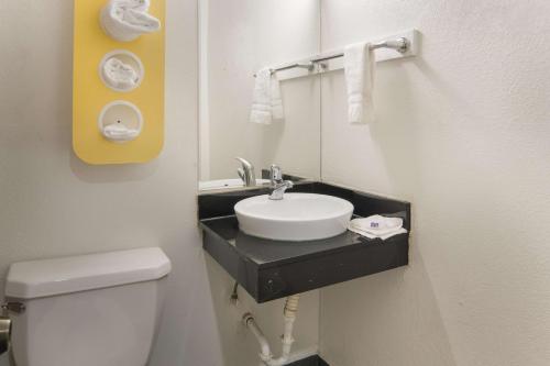 Motel 6-Fort Worth TX - Seminary - image 3