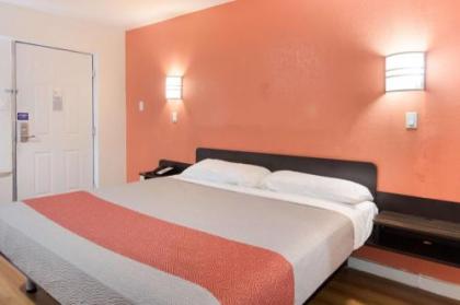 Motel 6-Fort Worth TX - Seminary - image 4