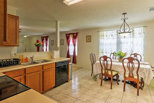Fort Worth Family Home Easy Access to Attractions - image 2