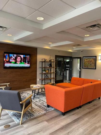 Lakeshore Hotel and Suites - image 21