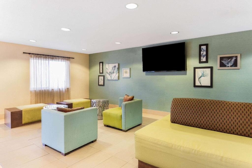 La Quinta by Wyndham Frankfort - image 2