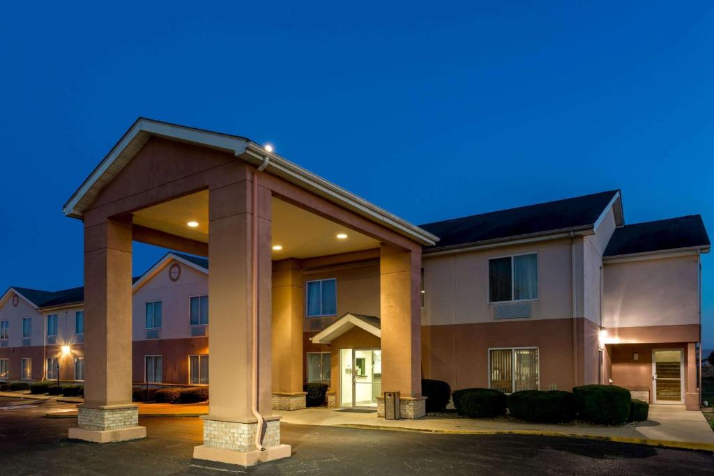 Super 8 by Wyndham Frankfort IN - main image