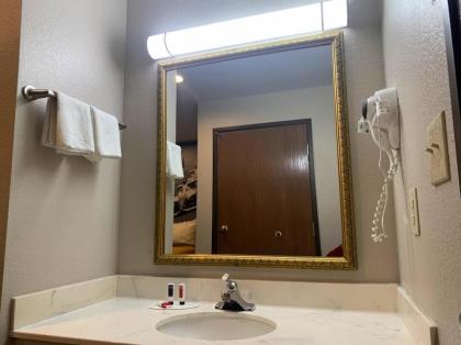 Super 8 by Wyndham Frankfort IN - image 11