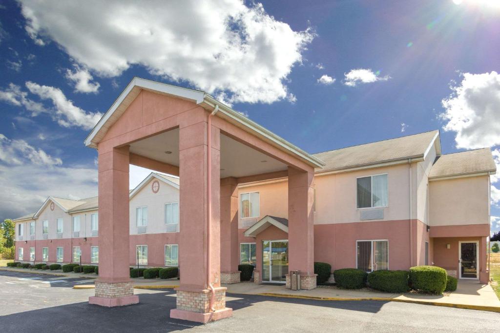Super 8 by Wyndham Frankfort IN - image 4