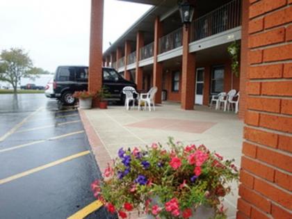 Travel Inn & Suites - image 11