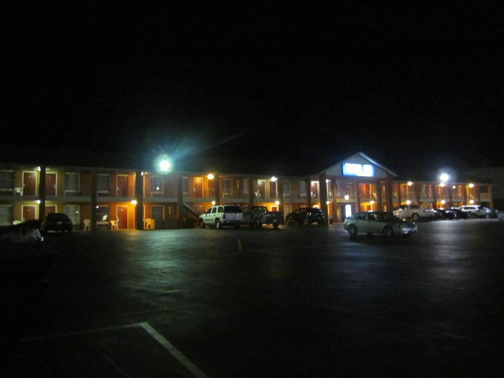 Travel Inn & Suites - image 2