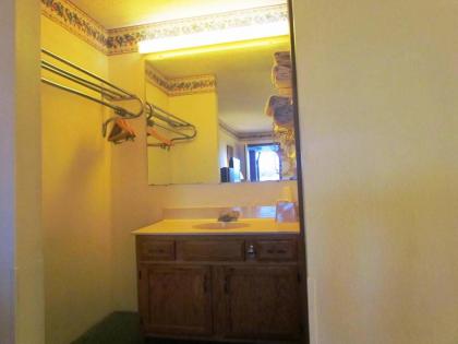 Travel Inn & Suites - image 8