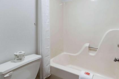 Econo Lodge - image 14