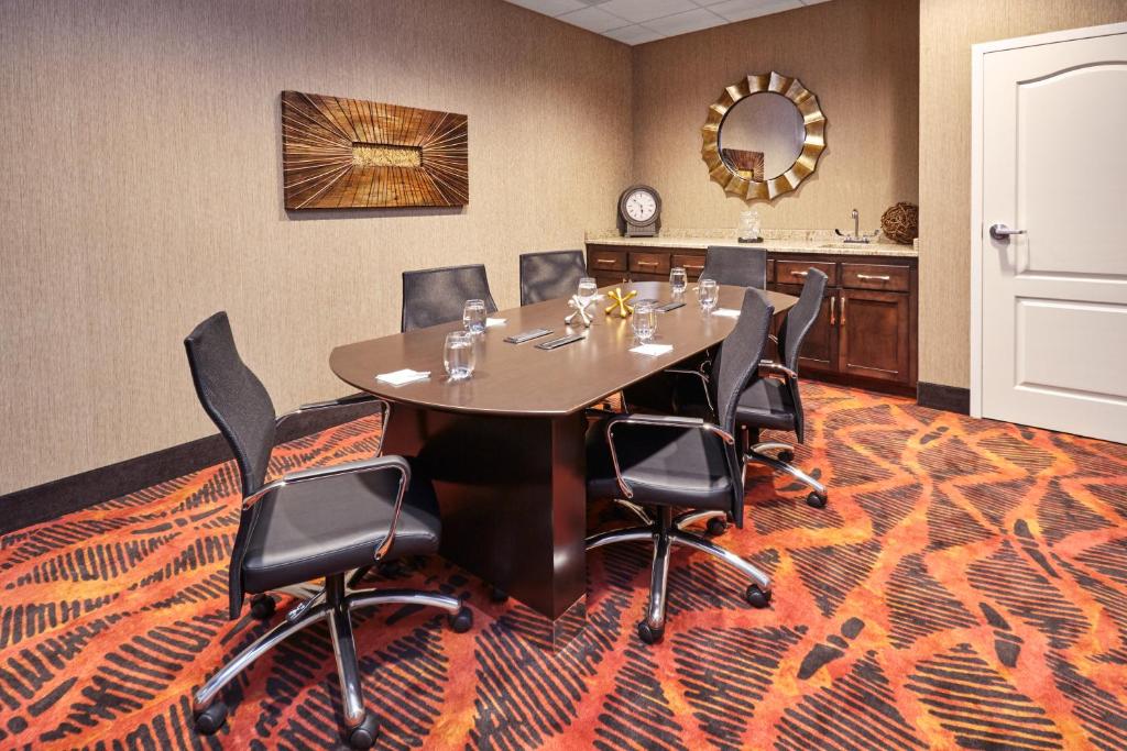 Hampton Inn & Suites Milwaukee/Franklin - image 3