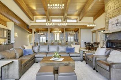 Mountain Top Luxury Chalet with Amazing Views - Gameroom Hot Tub & Gas Firepits - FREE Activities & Equipment Rentals Daily - image 1