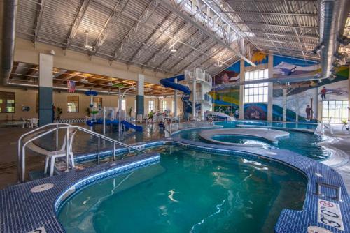 New Luxury Chalet #139 Near Resort With Hot Tub & Views - FREE Activities & Equipment Rentals Daily - image 2