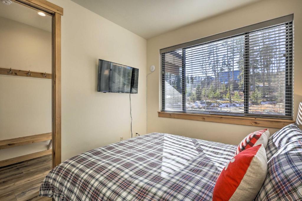 Modern Chalet with Hot Tub and Winter Park Shuttle - image 6