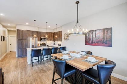 New Luxury Loft #103 Near Resort Huge Hot tub  Views   FREE Activities  Equipment Rentals Daily