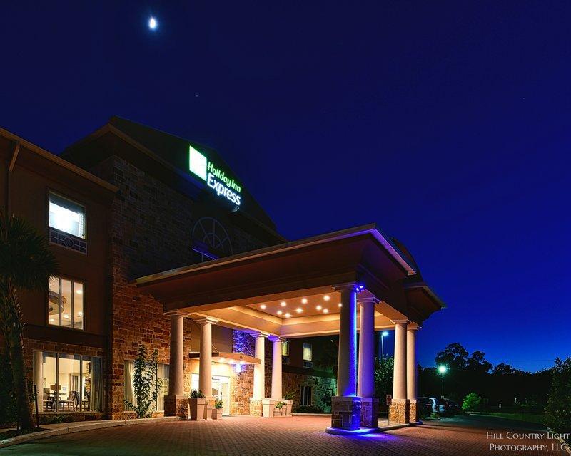 Holiday Inn Express & Suites Fredericksburg - image 3