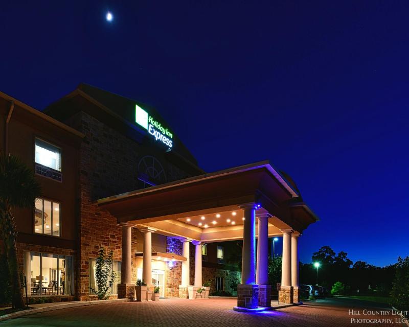 Holiday Inn Express & Suites Fredericksburg - image 4