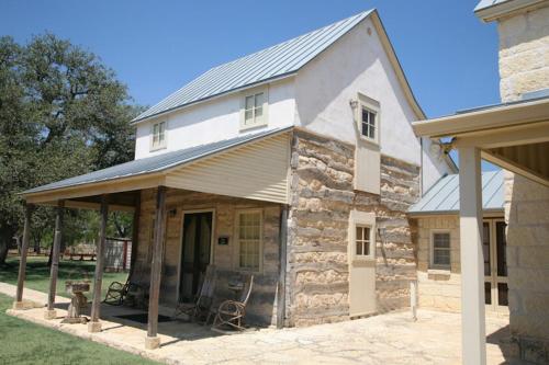 Full Moon Inn - image 2