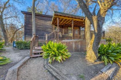 The Pecan @ Mendelbaum Winery Guest Cabins - image 4