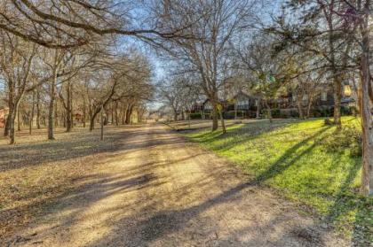 The Plum @ Mendelbaum Winery Guest Cabins - image 3