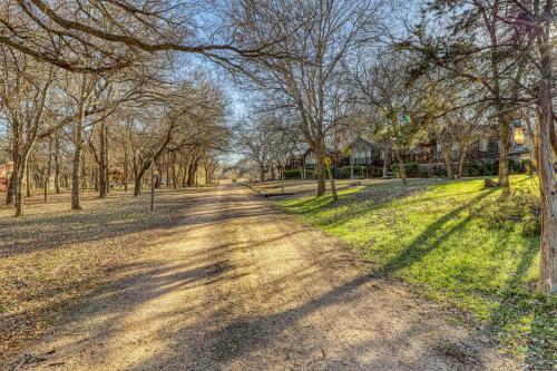 The Plum @ Mendelbaum Winery Guest Cabins - image 3