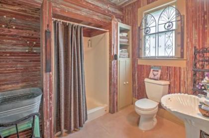 August Schmidt Fredericksburg Cottage with Hot Tub - image 2