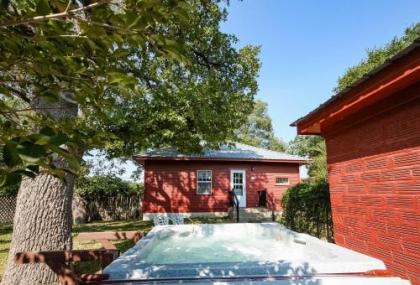 August Schmidt Fredericksburg Cottage with Hot Tub - image 5