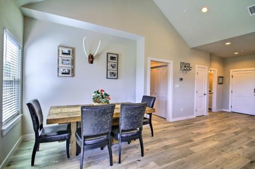 303 Wine Down Hill Country Home 1Mi to Winery! - image 5
