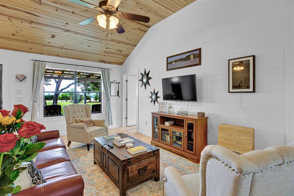 3 Acre's of Luxury and Views in Fred Wine Country! - image 3