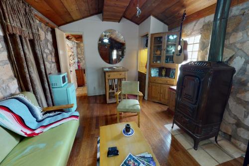 Retro Western Bunkhouse - image 2