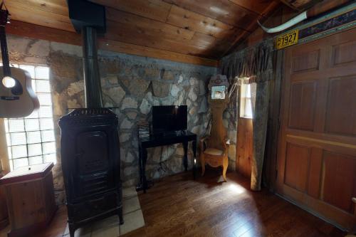 Retro Western Bunkhouse - image 5