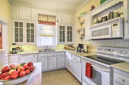 Fredericksburg Escape with Patio Near Downtown! - image 2