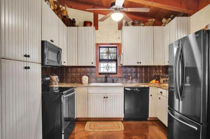 NEW Luxury Home Near Main St with two Hot tubs and Firepit - image 10