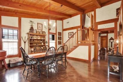 NEW Luxury Home Near Main St with two Hot tubs and Firepit - image 6