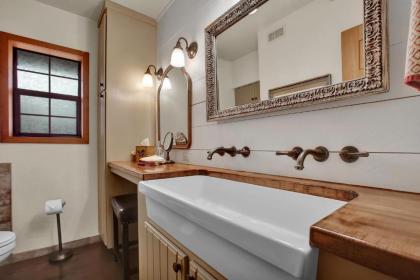 NEW Luxury Home Near Main St with two Hot tubs and Firepit - image 8