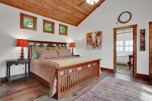 NEW Luxury One Block to Main St with Hot tub and Fire pit - main image