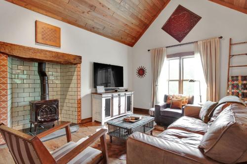 NEW Luxury One Block to Main St with Hot tub and Fire pit - image 5
