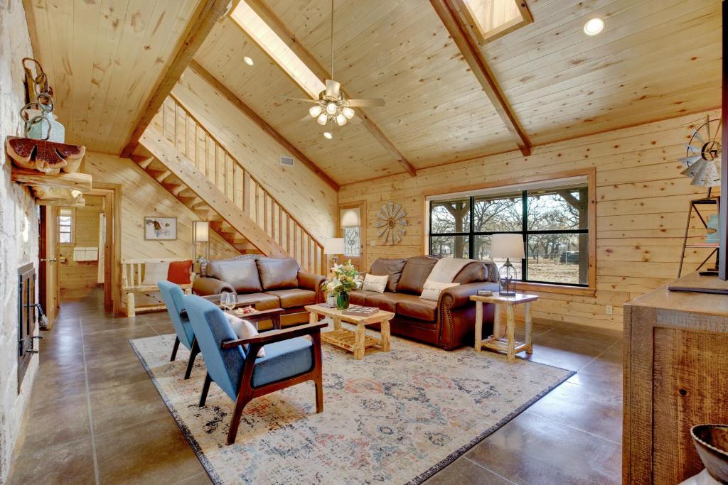 Stunning Luxury Cabin Near Town Wheelchair Access - main image