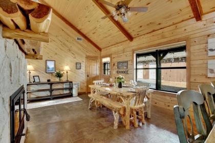 Stunning Luxury Cabin Near Town Wheelchair Access - image 14