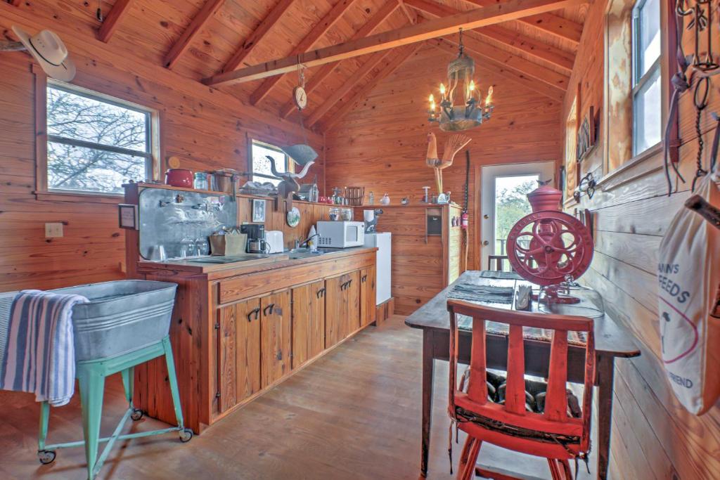 Art Bunkhouse Fredericksburg Hideaway with Hot Tub - main image